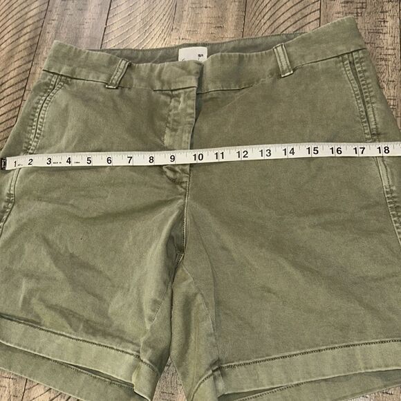 J Crew Travel 🧳 Shorts 🩳 4 Pockets for your gear ⚙️💴💳💄Sanitized & sealed! - Picture 8 of 17